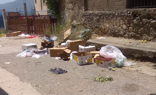 Σκουπίδια και μυρωδιές μετά την ολοκλήρωση της λαϊκής αγοράς στην ΚΑΤΟΥΝΑ - Φωτογραφία 3