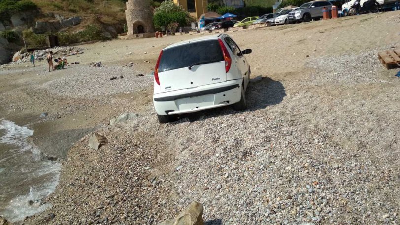 Οδηγός στην Κρήτη πάρκαρε το αυτοκίνητο στα 2 μέτρα από την θάλασσα (pics) - Φωτογραφία 1