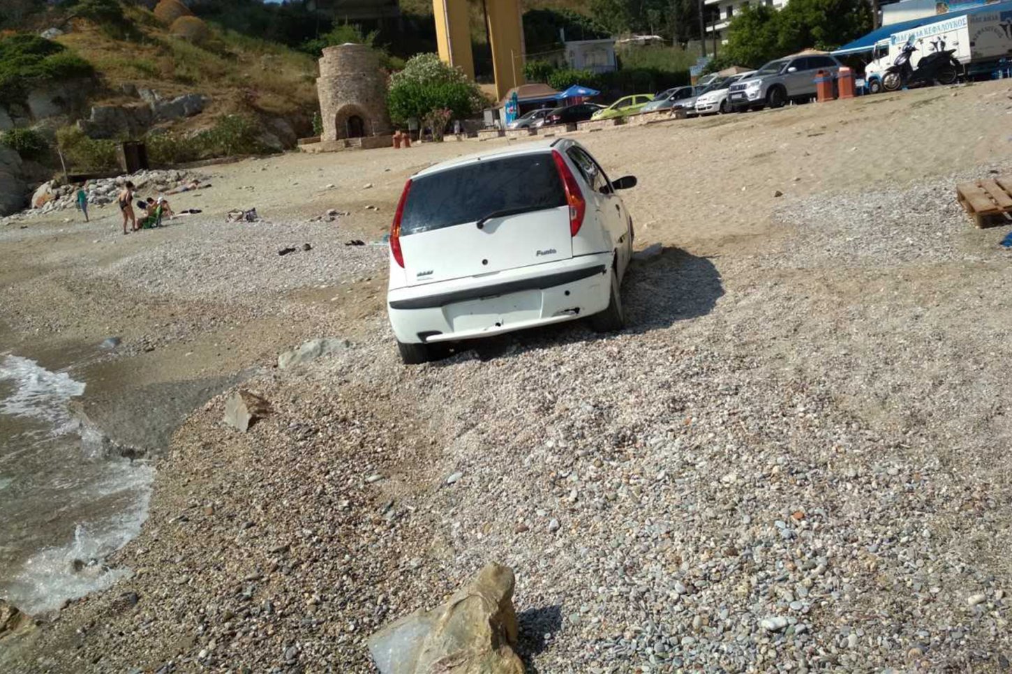 Οδηγός στην Κρήτη πάρκαρε το αυτοκίνητο στα 2 μέτρα από την θάλασσα (pics) - Φωτογραφία 3