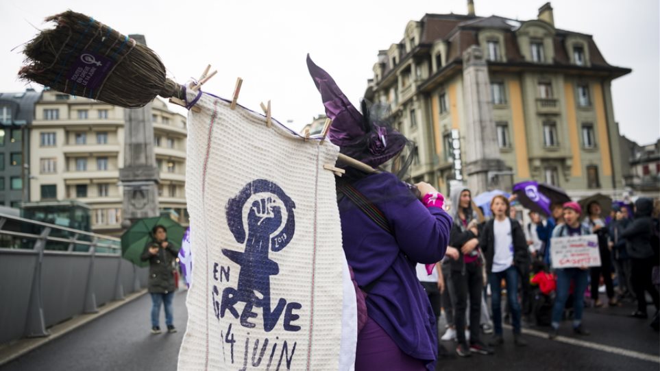 Οι Ελβετίδες απεργούν για τη μισθολογική ισότητα - Φωτογραφία 1