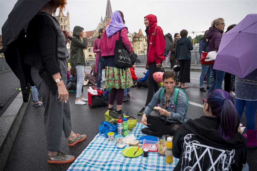 Οι Ελβετίδες απεργούν για τη μισθολογική ισότητα - Φωτογραφία 2