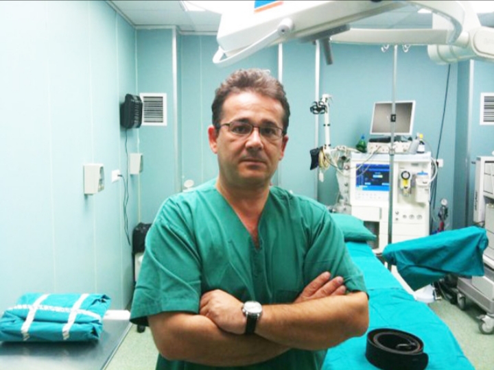 Γιατρός απ’ την Αμφιλοχία έκανε την πρώτη μεταμόσχευση γονάτου με μόσχευμα από 3D εκτυπωτή! (Βίντεο) - Φωτογραφία 1