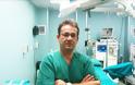 Γιατρός απ’ την Αμφιλοχία έκανε την πρώτη μεταμόσχευση γονάτου με μόσχευμα από 3D εκτυπωτή! (Βίντεο)