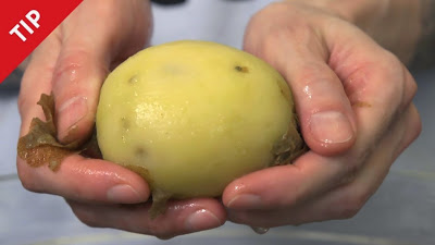 Πώς να ξεφλουδίσετε μία πατάτα σε 1 δευτερόλεπτο, χρησιμοποιώντας τα γυμvά χέρια σας - Φωτογραφία 1