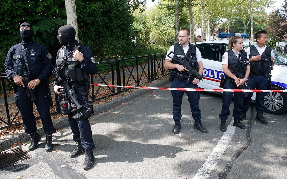 Γαλλία: Στρατιωτικός πυροβόλησε άνδρα που απειλούσε με μαχαίρι την περίπολό του - Φωτογραφία 1