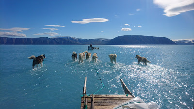 Ανησυχούν οι επιστήμονες: Μέσα σε μόλις 24 ώρες η Γροιλανδία έχασε.. 2 δισ. τόνους πάγου (pics) - Φωτογραφία 1