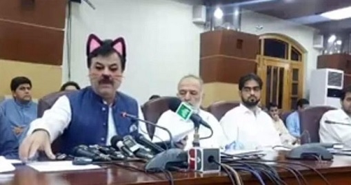 Γιατί Πακιστανός υπουργός εμφανίστηκε με ...ροζ αυτάκια και μουστάκια γάτας (pics) - Φωτογραφία 1