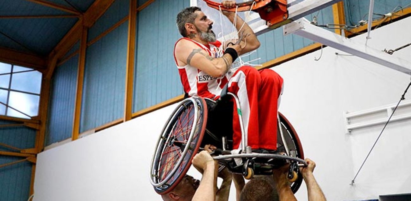 Συγκλονιστική στιγμή: Αθλητής της Δωδεκανήσου με αμαξίδιο σηκώνεται στα χέρια για να κόψει το διχτάκι - Φωτογραφία 1