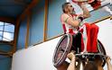 Συγκλονιστική στιγμή: Αθλητής της Δωδεκανήσου με αμαξίδιο σηκώνεται στα χέρια για να κόψει το διχτάκι - Φωτογραφία 1