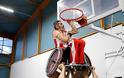 Συγκλονιστική στιγμή: Αθλητής της Δωδεκανήσου με αμαξίδιο σηκώνεται στα χέρια για να κόψει το διχτάκι - Φωτογραφία 2