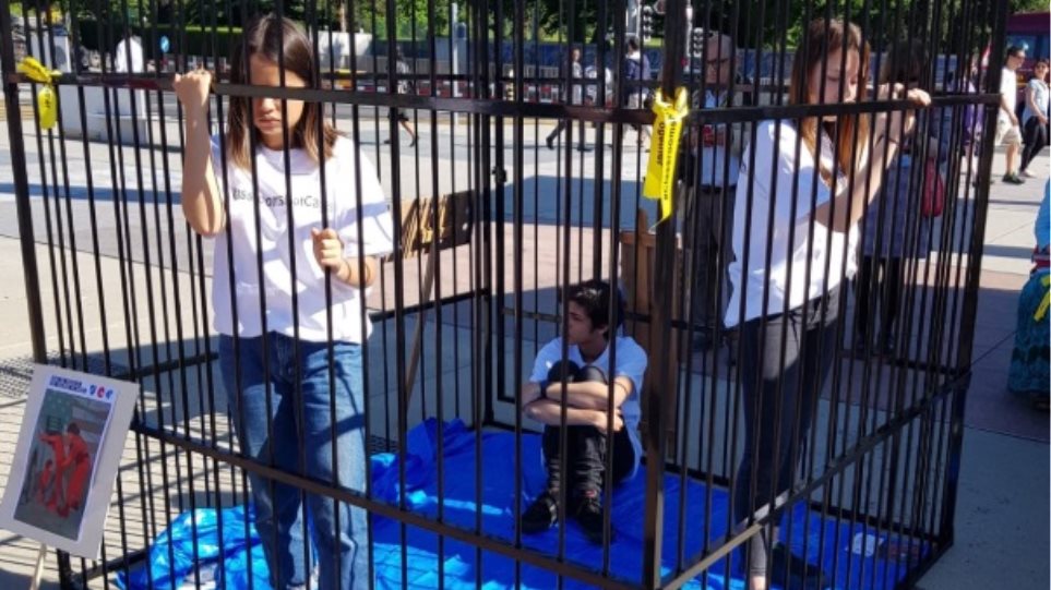 Ελβετία: Έφηβοι κλείστηκαν σε κλουβιά έξω από την έδρα του ΟΗΕ και διαμαρτύρονται για τον Τραμπ - Φωτογραφία 1