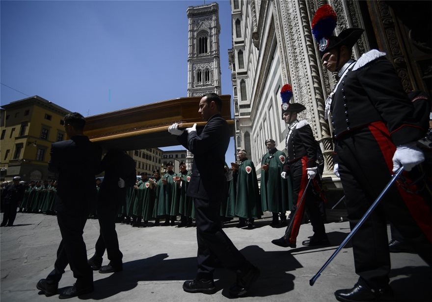 Χιλιάδες κόσμου αποχαιρέτησαν τον Φράνκο Τζεφιρέλι στη Φλωρεντία - Φωτογραφία 2