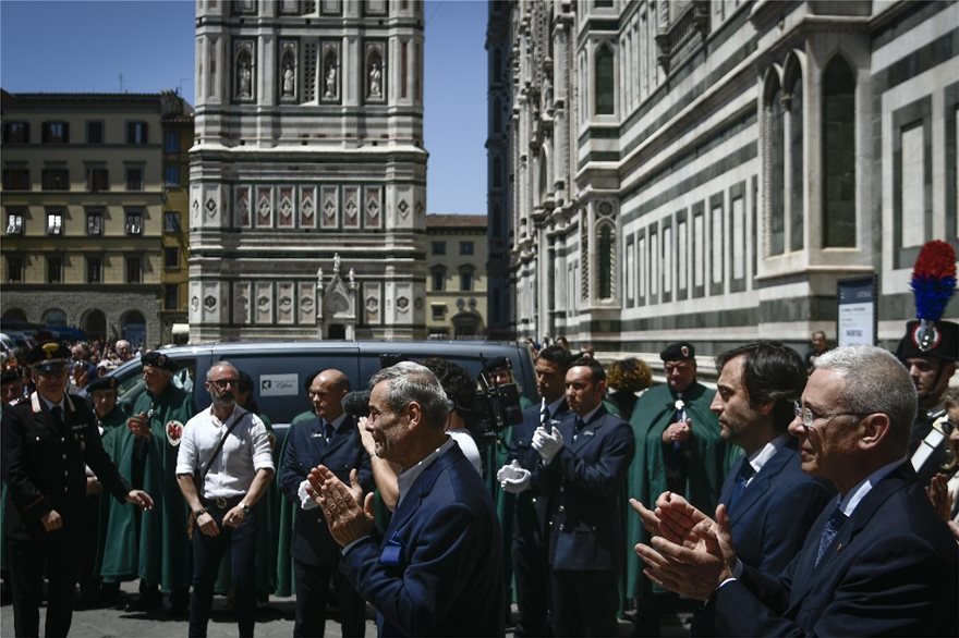 Χιλιάδες κόσμου αποχαιρέτησαν τον Φράνκο Τζεφιρέλι στη Φλωρεντία - Φωτογραφία 3
