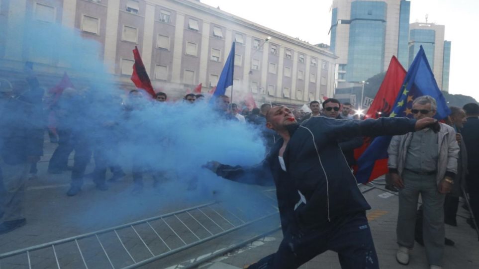 Κλιμακώνεται η κρίση στην Αλβανία: Οπαδοί της αντιπολίτευσης πήραν εκλογικό υλικό και το πυρπόλησαν - Φωτογραφία 1
