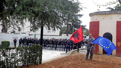 Κλιμακώνεται η πολιτική ένταση στην Αλβανία: Νέες συγκρούσεις - Φωτογραφία 1