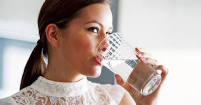 Τι συμβαίνει στο σώμα αν πίνετε νερό με άδειο στομάχι μόλις ξυπνάτε - Φωτογραφία 1