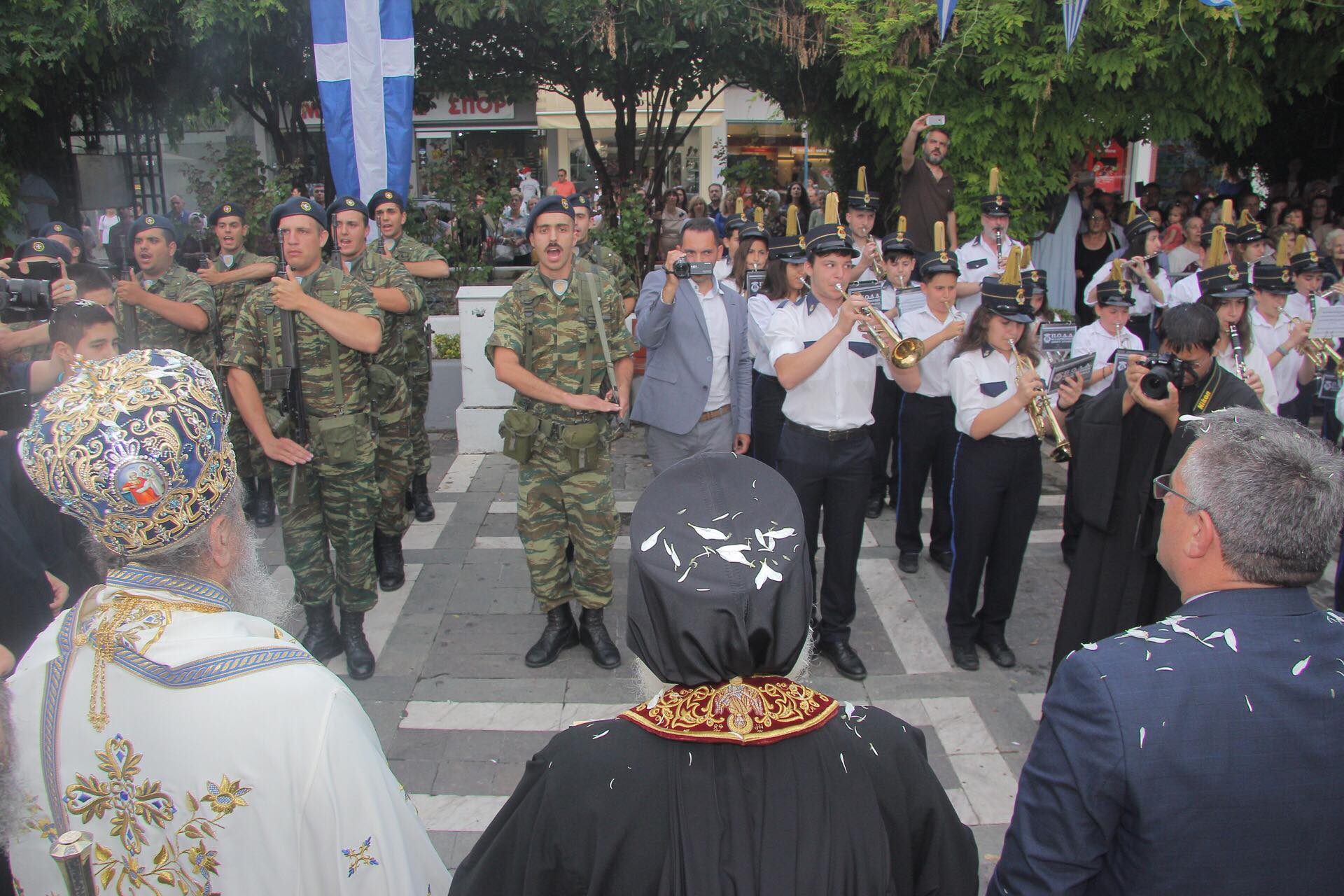 Η Δράμα προσκυνά την Αγία Ζώνη της Παναγίας μας – Δείτε συγκινητικές στιγμές - Φωτογραφία 15