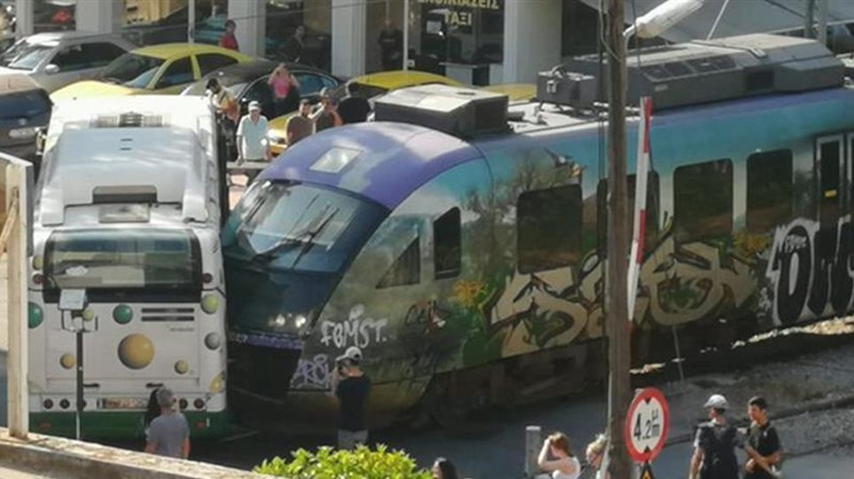 Συρμός του προαστιακού συγκρούστηκε με λεωφορείο στη Λιοσίων - Φωτογραφία 1