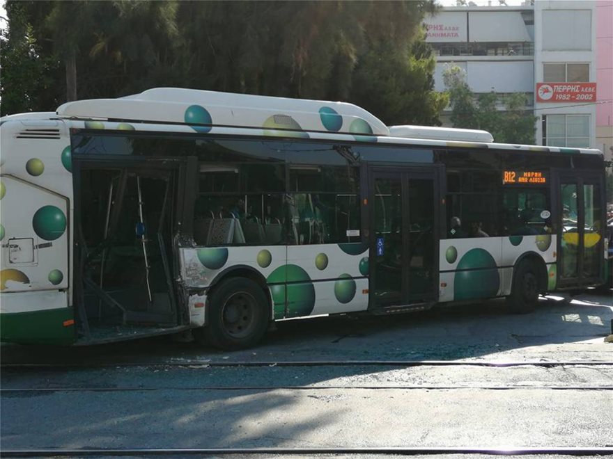 Συρμός του προαστιακού συγκρούστηκε με λεωφορείο στη Λιοσίων - Φωτογραφία 2