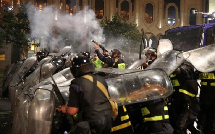Γεωργία: Δεκάδες τραυματίες από τα βίαια επεισόδια έξω από το κοινοβούλιο - Φωτογραφία 1