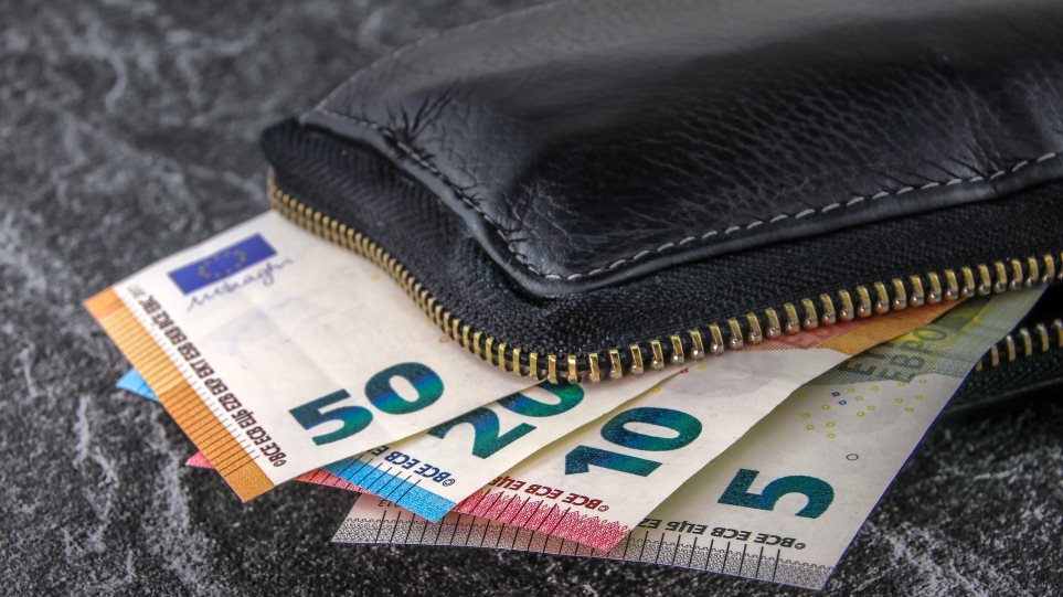 Έρευνα: 1 στους 2 Έλληνες αν έβρισκε πορτοφόλι με πολλά χρήματα θα το επέστρεφε - Φωτογραφία 1