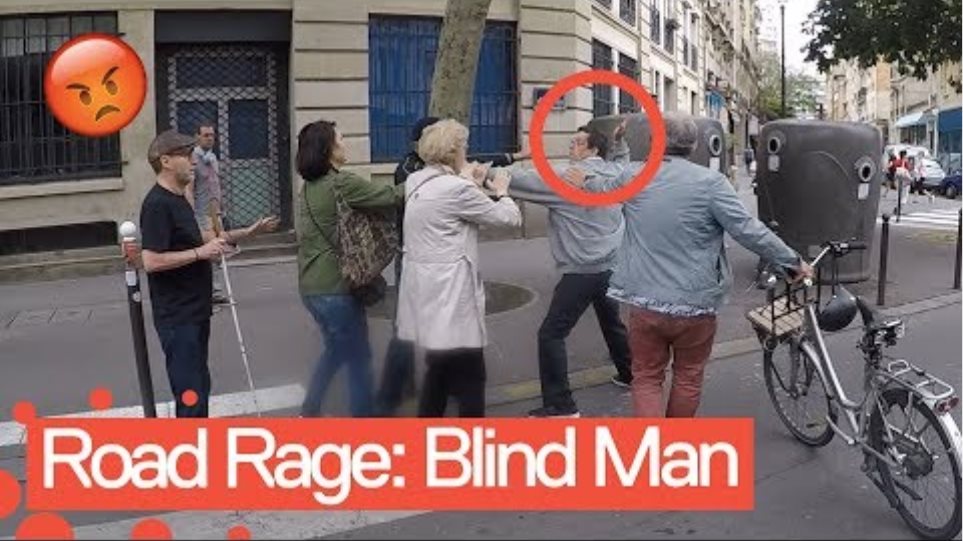 Οδηγός παραλίγο να πατήσει τυφλό και έδειρε το συνοδό του! - Φωτογραφία 2