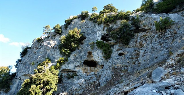 Η σπηλιά «προσωπείο» του θεού Διόνυσου στα βουνά του Βάλτου! (φωτο) - Φωτογραφία 1