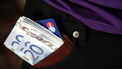 Όσα περισσότερα χρήματα έχει το χαμένο πορτοφόλι, τόσο πιθανότερο είναι να το επιστρέψει όποιος το βρει - Δείτε τι ισχύει στην Ελλάδα.. - Φωτογραφία 1