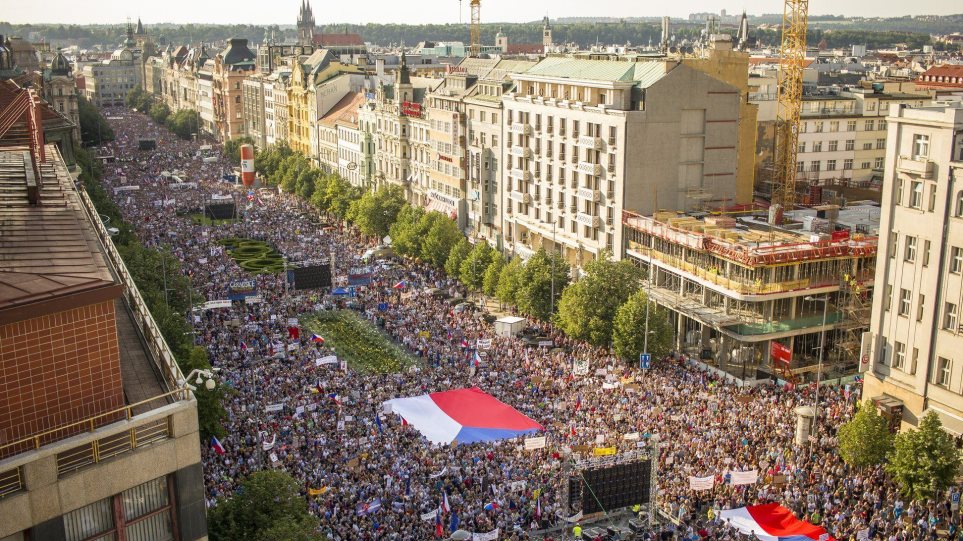 Μεγάλη αντικυβερνητική διαδήλωση στην Πράγα - Φωτογραφία 1
