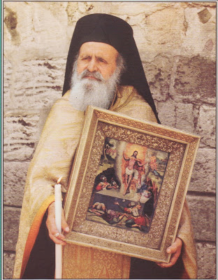 Ο Γέρων Θεοδόσιος της Βηθανίας, λιποθυμά μπροστά στο σκήνωμα του οσίου Σάββα του Ηγιασμένου - Φωτογραφία 1