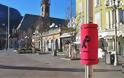 Δήμος στην Ιταλία έβαλε... μαξιλαράκια σε στύλους - Ένα έξυπνο μήνυμα κατά της εμμονής με τα κινητά