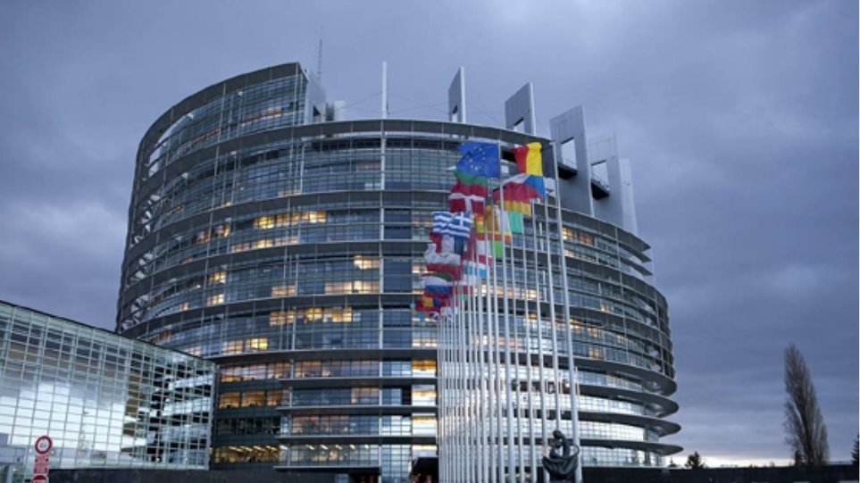 Τράπεζες και social media απειλούν την Δημοκρατία, πιστεύουν οι Ευρωπαίοι - Φωτογραφία 1