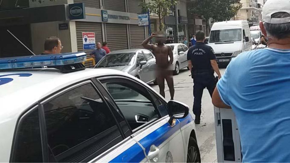 Αντρας κυκλοφορούσε γυμνός στο κέντρο της πόλης! - Φωτογραφία 1