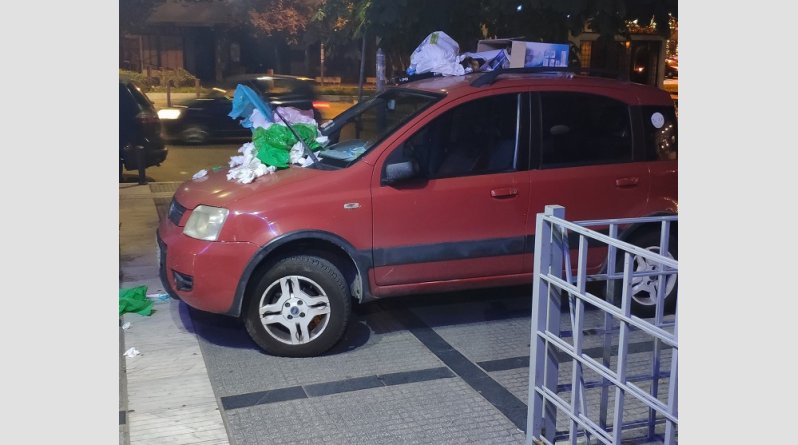 Πάρκαρε το αυτοκίνητό του σε πεζοδρόμιο και το γέμισαν με σκουπίδια - Φωτογραφία 2