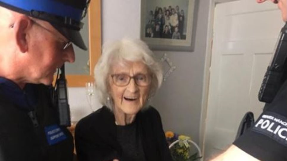 Η αστυνομία πέρασε χειροπέδες σε 93χρονη γιαγιάκα και το Twitter... «ξετρελάθηκε»! - Φωτογραφία 1