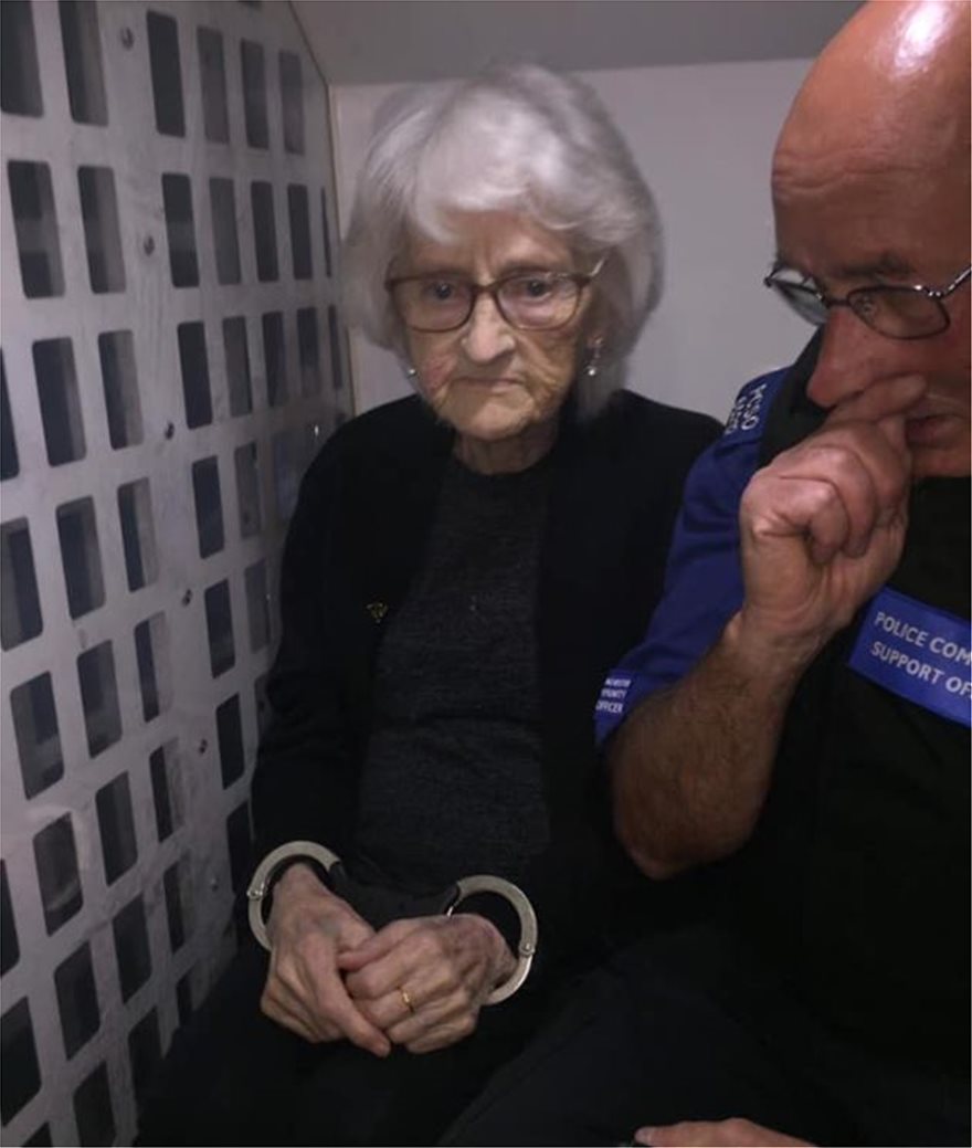 Η αστυνομία πέρασε χειροπέδες σε 93χρονη γιαγιάκα και το Twitter... «ξετρελάθηκε»! - Φωτογραφία 2