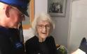 Η αστυνομία πέρασε χειροπέδες σε 93χρονη γιαγιάκα και το Twitter... «ξετρελάθηκε»!