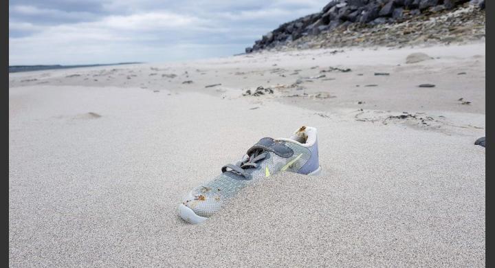 Το μυστήριο με τα αθλητικά παπούτσια που ξεβράζονται σε παραλίες - Φωτογραφία 1
