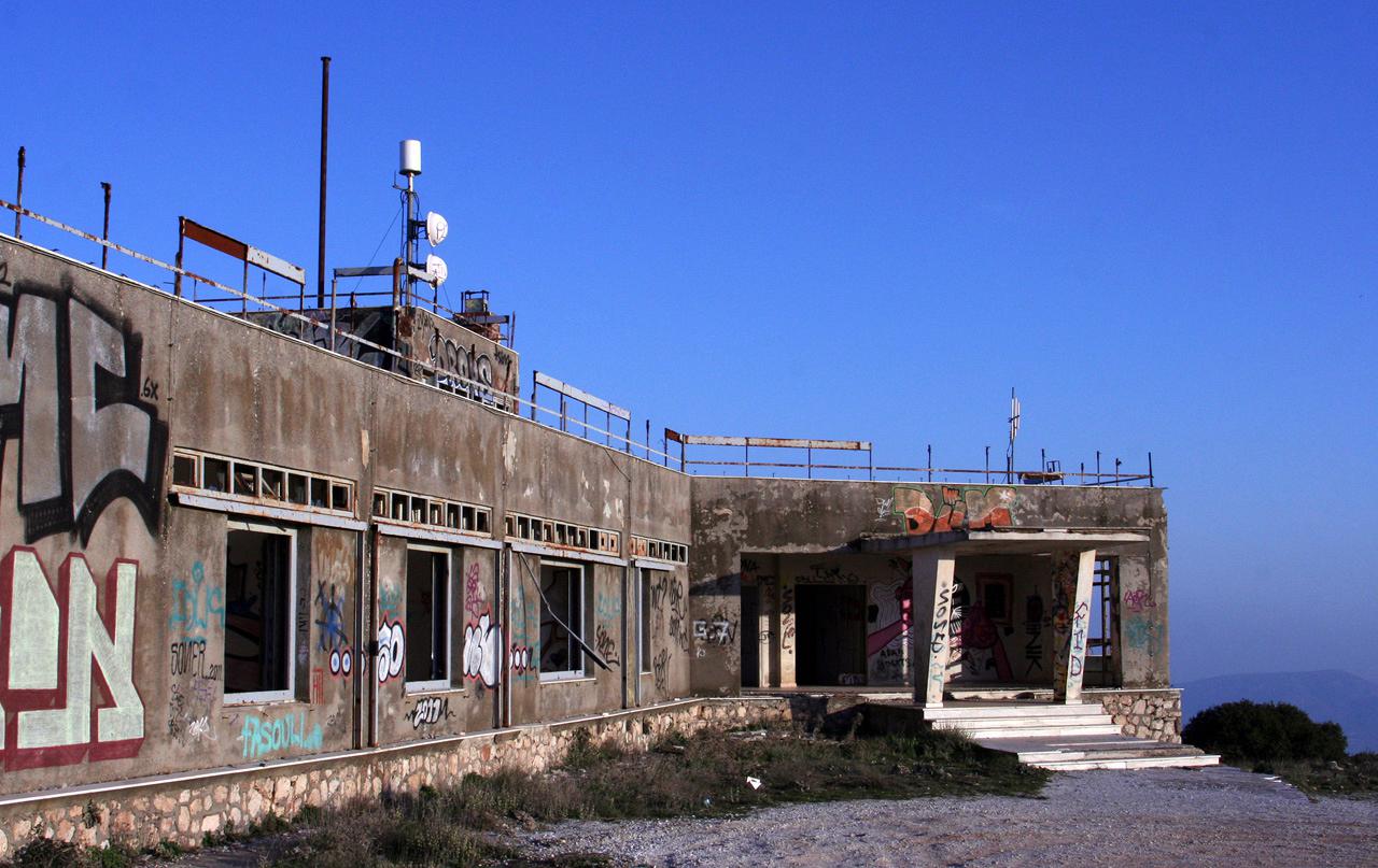 Ένα Απόκοσμο Ερείπιο στην κορυφή του Υμηττού (photos-video) - Φωτογραφία 1