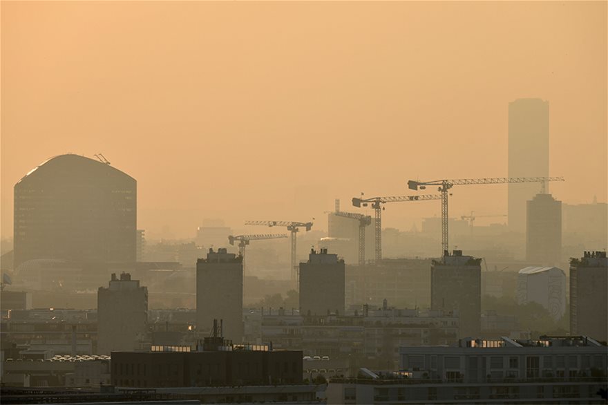 Ατμοσφαιρική ρύπανση και καύσωνας «πνίγουν» το Παρίσι - Φωτογραφία 2