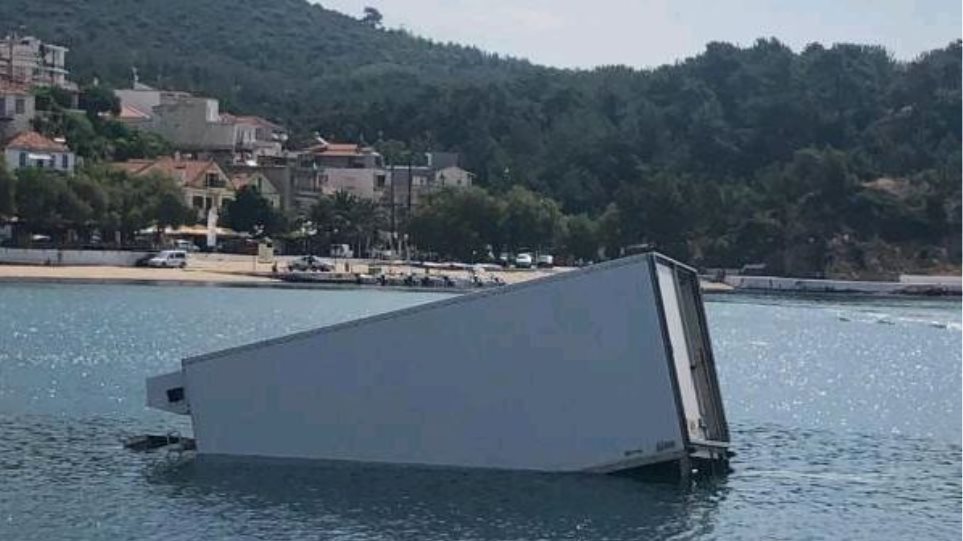 Θάσος: Φορτηγό έπεσε στη θάλασσα στα Λιμενάρια - Φωτογραφία 1