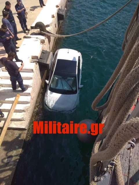 Αυτοκίνητο έπεσε στη θάλασσα από προβλήτα του Ναυστάθμου, στη Σαλαμίνα! Φωτογραφίες - Φωτογραφία 1