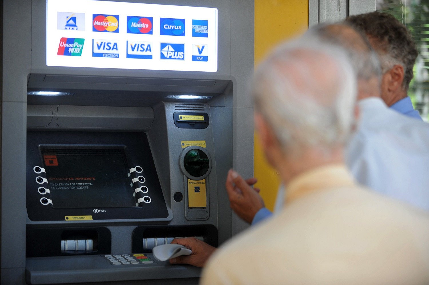 Τσουχτερές χρεώσεις έρχονται από Δευτέρα στα ATM - Πόσο θα πληρώνουμε σε κάθε τράπεζα - Φωτογραφία 1