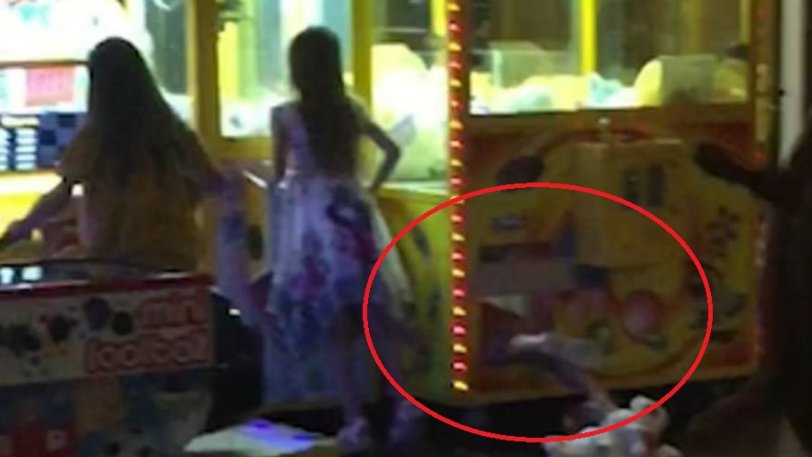 Η στιγμή που ένα 6χρονο κοριτσάκι στην Ρόδο, τρυπώνει μέσα στο μηχάνημα με τα κουκλάκια (vid) - Φωτογραφία 1