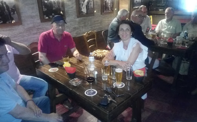 Η υποψήφια Βουλευτής Νέας Δημοκρατίας Λαμπρινή Κόγιου - Χατζηζήση   συναντήθηκε με φίλους σε κεντρικό καφέ της πόλης των Γρεβενών - Φωτογραφία 1