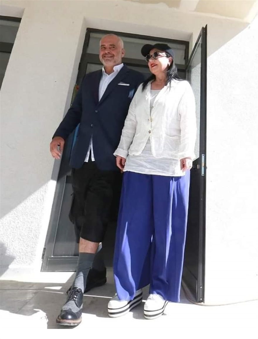 Το αλλόκοτο ντύσιμο του Ράμα - Ψήφισε με σακάκι, κοντό παντελόνι και ψηλή κάλτσα! - Φωτογραφία 2