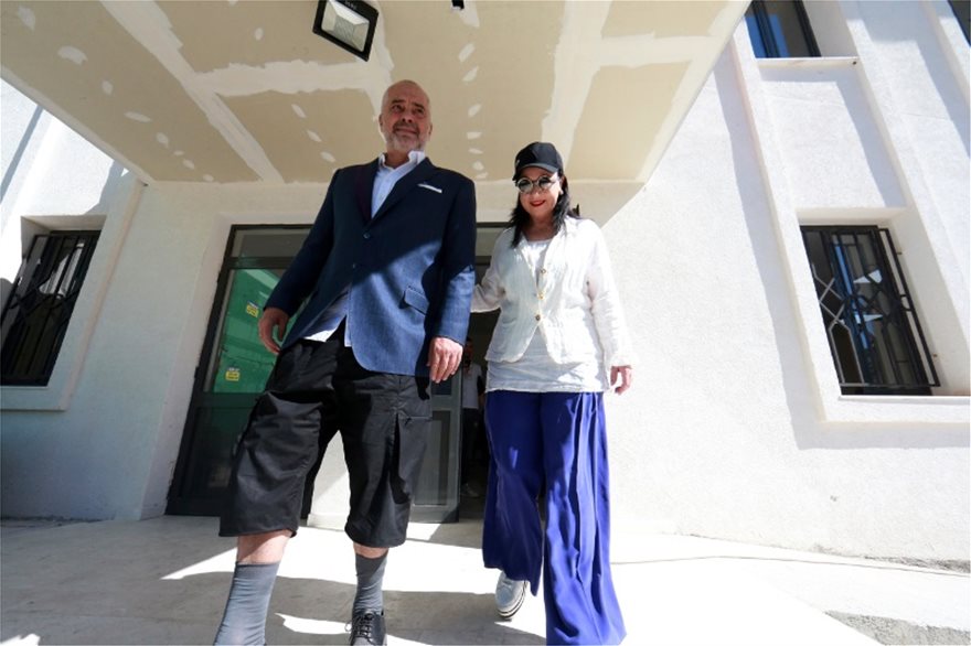 Το αλλόκοτο ντύσιμο του Ράμα - Ψήφισε με σακάκι, κοντό παντελόνι και ψηλή κάλτσα! - Φωτογραφία 4
