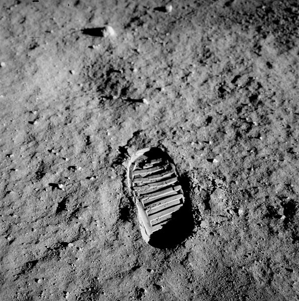 Ανθρώπινα Χνάρια στη Σελήνη - Φωτογραφία 1