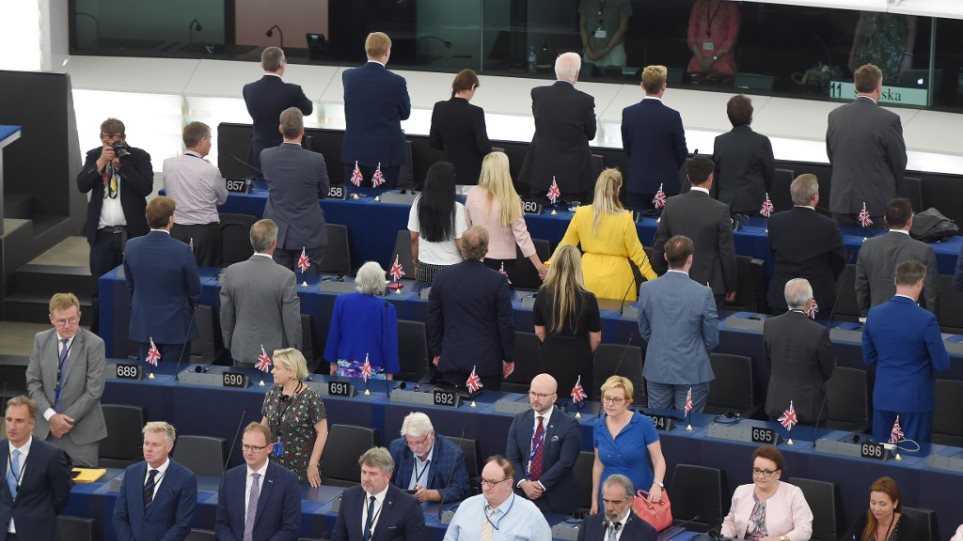 Την πλάτη τους στον ευρωπαϊκό ύμνο γύρισαν οι «Ευρωβουλευτές» του κόμματος του Brexit - Φωτογραφία 1