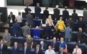 Την πλάτη τους στον ευρωπαϊκό ύμνο γύρισαν οι «Ευρωβουλευτές» του κόμματος του Brexit